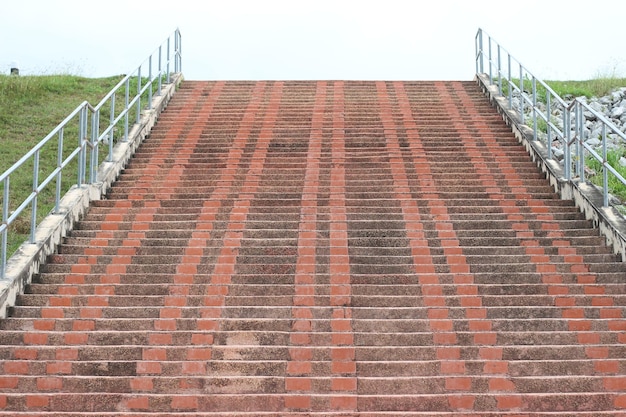 Escaliers en pavé de pierre dans le parc