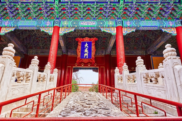 Escaliers en pierre avec des dragons dans le Temple de Confucius.