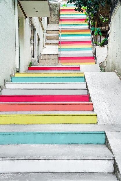 Les escaliers sont peints avec de la peinture multicolore s'élevant dans une rue étroite concept de positivité