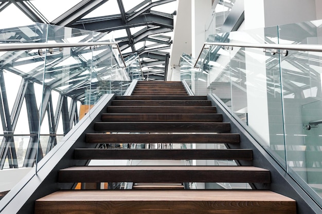 Escaliers vides à l'intérieur d'un immeuble de bureaux moderne