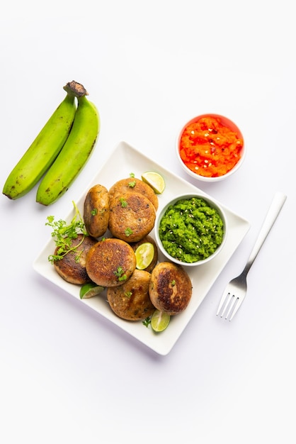 Photo escalope de banane crue également appelée plantain ou kacche kele ki tikki ou galettes servies avec du chutney