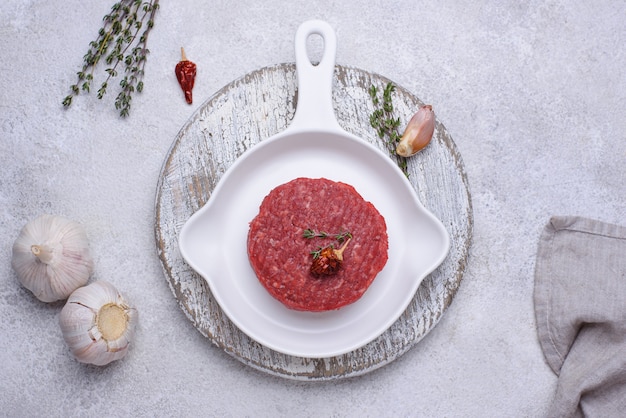 Escalope de boeuf épicée crue non cuite