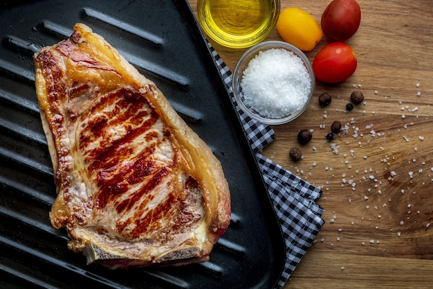 Escalope De Bœuf Rouge (vache, Génisse, Veau) Cuite Sur Le Gril. Vue De Dessus.