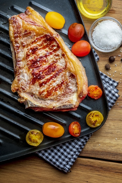 Escalope de bœuf rouge (vache, génisse, veau) cuite sur le gril. Vue de dessus.