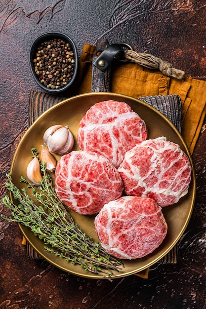 Escalope de boulettes de viande française crue aux épices et herbes Fond sombre Vue de dessus