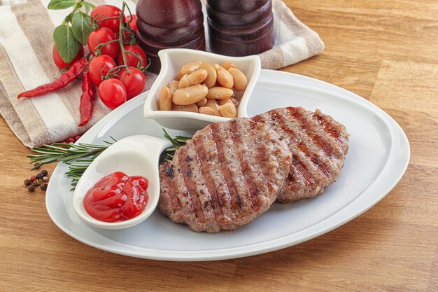 Escalope de burger de bœuf grillée avec sauce et haricots