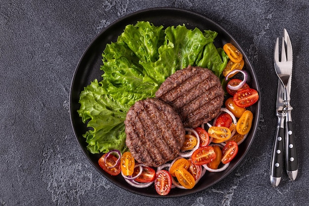 Escalope frite pour burger avec espace de copie vue de dessus de légumes