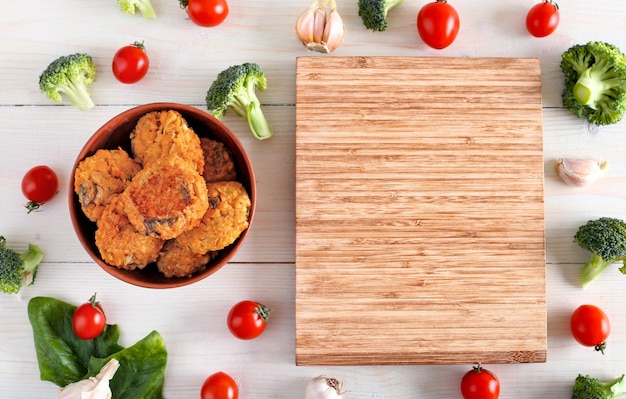 Escalope de pois chiche et pâtes sur planche de bois