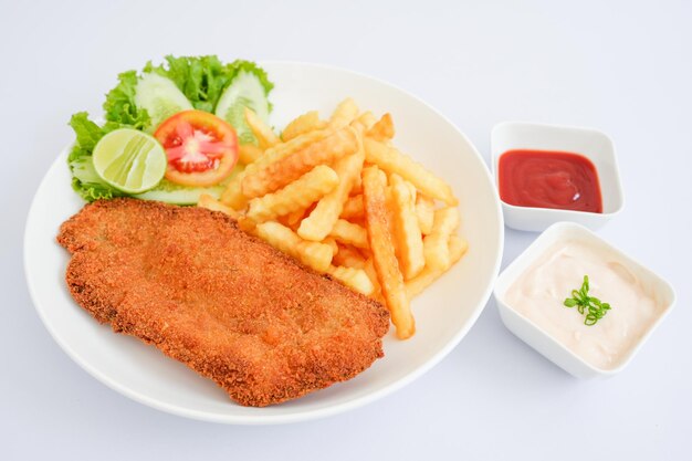 Escalope de poisson avec frites isolé sur fond blanc