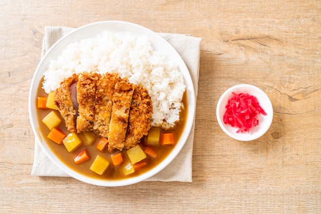 Escalope de porc frite croustillante au curry et riz