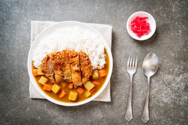 Escalope de porc frite croustillante au curry et riz