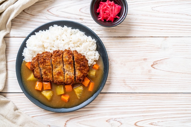 Escalope de porc frite croustillante au curry et riz