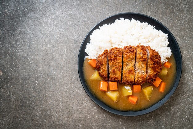 Escalope de porc frite croustillante au curry et riz