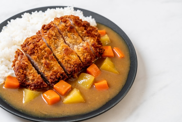 Escalope de porc frite croustillante au curry et riz