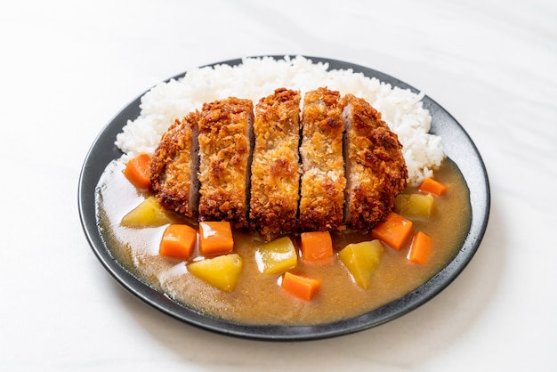 Escalope de porc frite croustillante au curry et riz