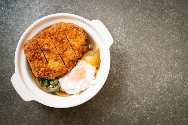 Escalope de porc frite japonaise (katsudon) avec soupe à l'oignon et oeuf - cuisine asiatique