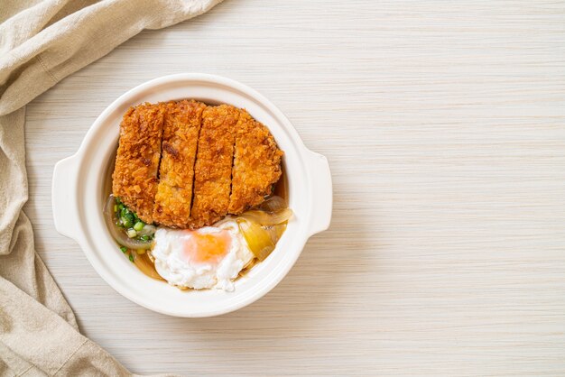 Escalope de porc frite japonaise (katsudon) avec soupe à l'oignon et oeuf - cuisine asiatique