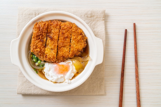 Escalope de porc frite japonaise avec soupe à l'oignon et oeuf