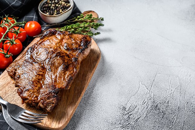 Escalope de porc sur l'os avec des épices et des herbes.