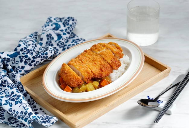 Escalope de Poulet au Curry Japonais avec Riz Blanc
