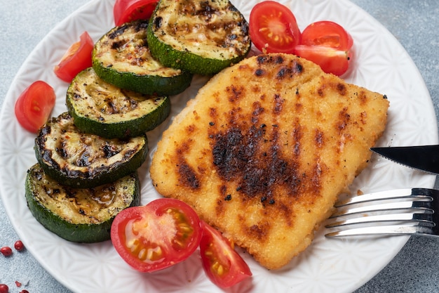 Escalope de poulet et courgettes grillées