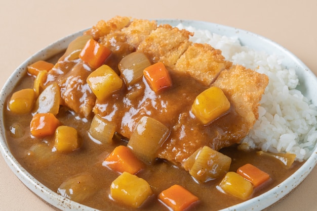 Escalope de poulet frit au curry avec riz