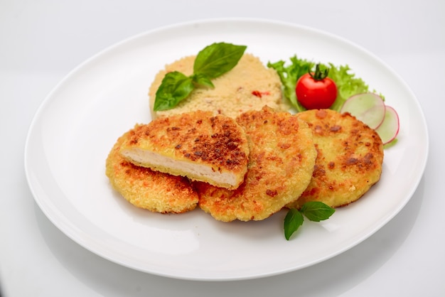 Escalope de poulet en pâte au boulgour sur fond blanc