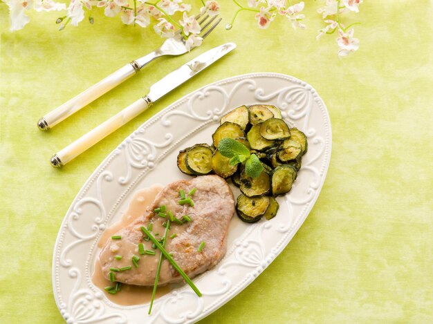 Escalope sauce au vin blanc et courgettes sautées