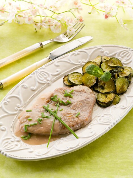 Escalope sauce au vin blanc et courgettes sautées