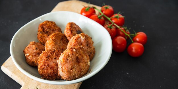 escalope viande grillée porc boeuf agneau poulet frais sain repas nourriture collation régime alimentaire sur la table