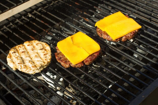 Escalope de viande hachée Burger frit pour un hamburger Galettes rondes de viande hachée crue rôties