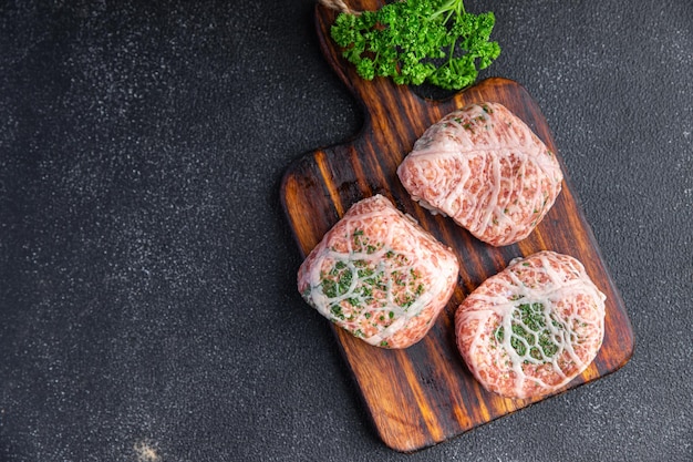 escalope de viande hachée dans la grille grasse porc à mailles grasses, boeuf viande hachée crue repas frais collation alimentaire