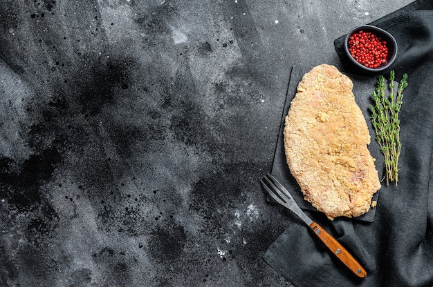 Escalope de Wiener crue, steak pané prêt à cuire.