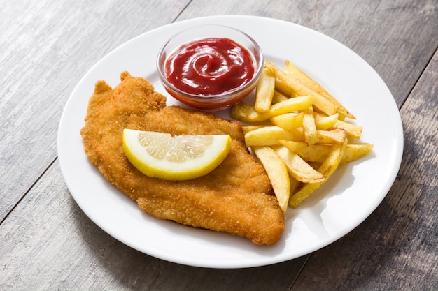 Escalope de Wiener avec pommes de terre frites sur bois