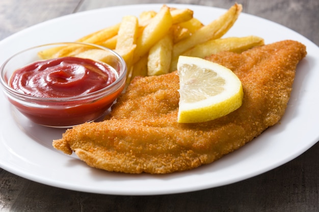 Escalope de Wiener avec pommes de terre frites sur bois