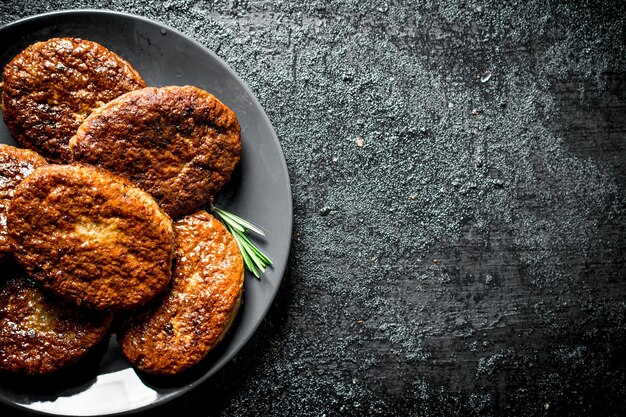 Escalopes sur une assiette au romarin