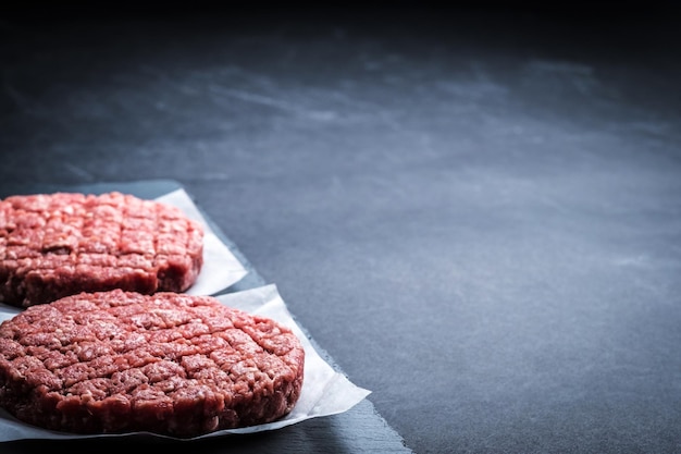 Escalopes de boeuf cru pour burger