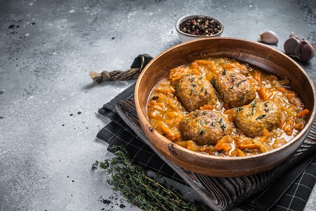 Escalopes ou boulettes de poisson au thon à la sauce tomate Fond gris Vue de dessus Espace de copie