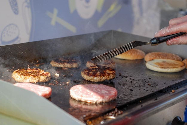 Escalopes de burger et petits pains grillés