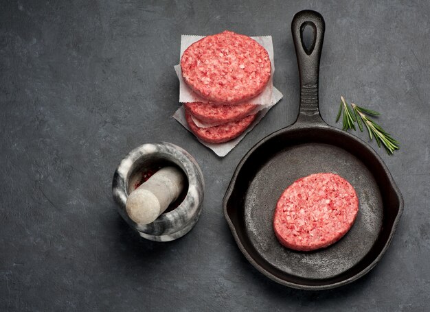 Escalopes de burger de viande de boeuf haché cru