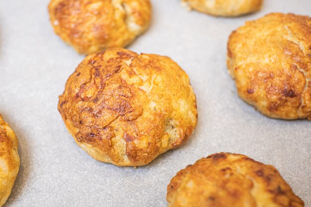 Escalopes Cuites Au Four (boulettes De Viande) Sur Une Feuille De Cuisson En Gros Plan. Le Concept De Plats Faits Maison, De Cuisine.