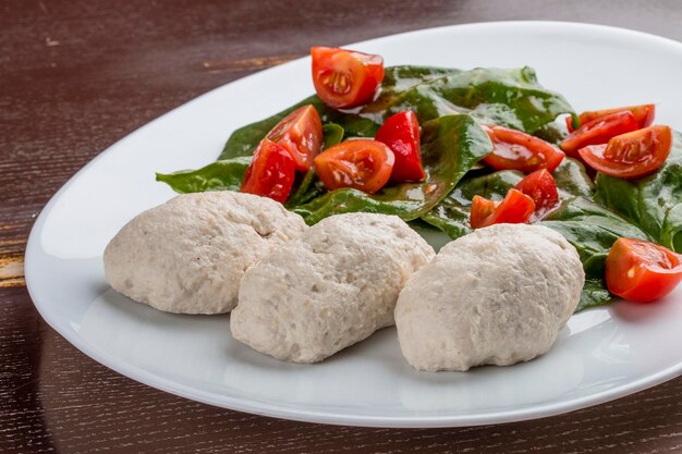 Escalopes cuites à la vapeur de trois types de viande