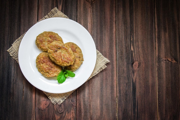 Escalopes dans une assiette sur un fond en bois