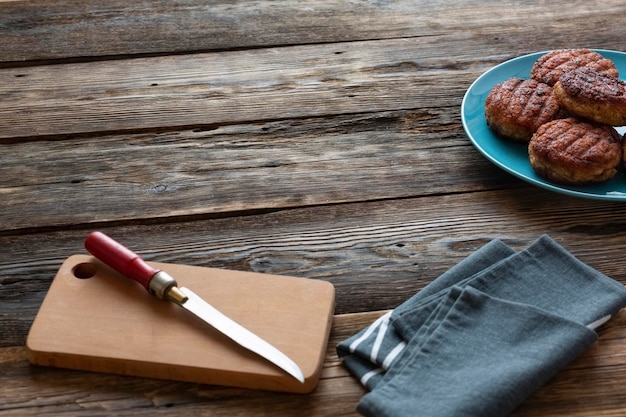 Escalopes juteuses grillées dans un plat