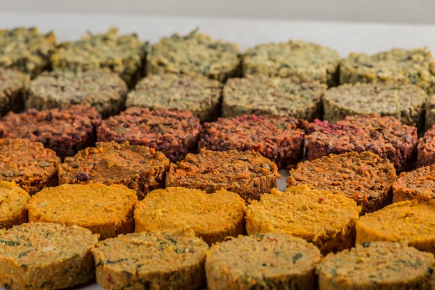 Escalopes de légumes crus pour hamburgers végétaliens sur papier blanc