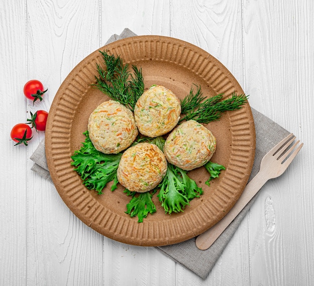 Escalopes de légumes frits sur une assiette en carton Alimentation saine