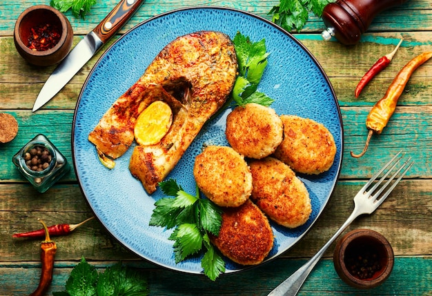 Escalopes de poisson maison et steak de poisson savoureux