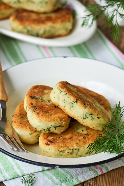 Escalopes de pommes de terre frites à l'aneth dans un bol blanc