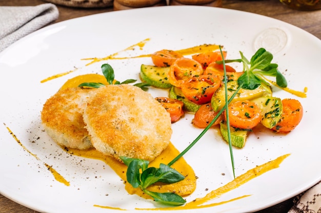 Escalopes de poulet courgettes grillées et salade de légumes frais