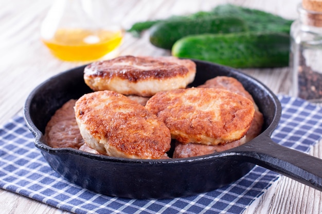 Escalopes de poulet dans une poêle. Nourriture saine